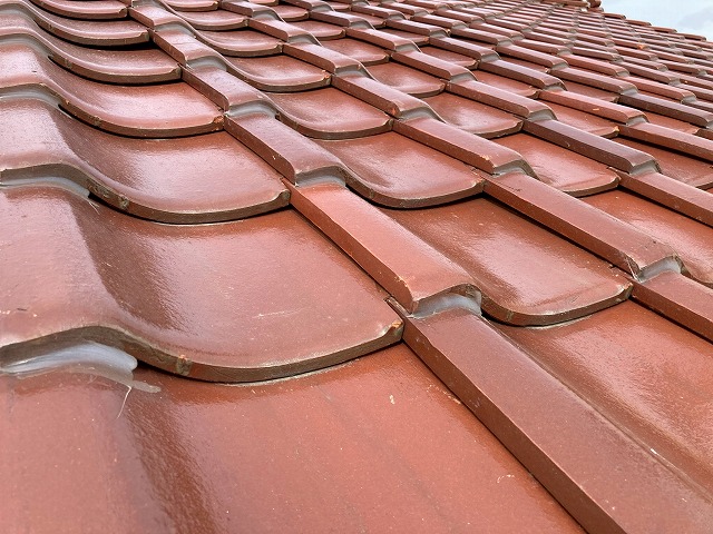 瓦がシーリングで連結されている